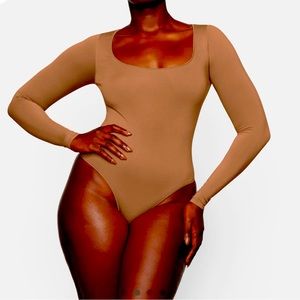 SKIMS / ESSENTIAL SCOOP NECK Long Sleeve BODYSUIT Cocoa S/M